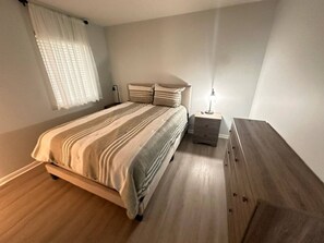 Bureau, fer et planche à repasser, Wi-Fi, draps fournis