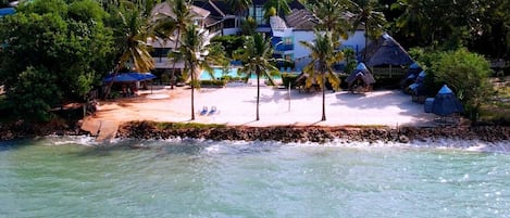 En la playa, arena blanca, camas de playa gratis