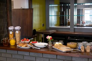 Tägliches inbegriffenes kontinentales Frühstück