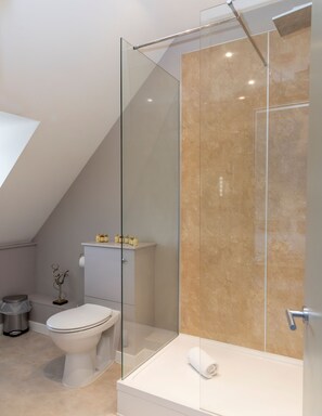 Familien-Vierbettzimmer | Badezimmer | Dusche, kostenlose Toilettenartikel, Haartrockner, HandtĂŒcher