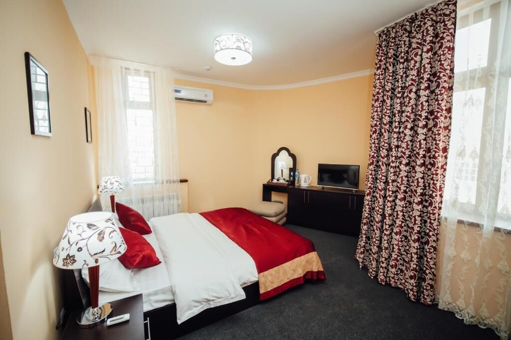 Camera Standard con letto matrimoniale o 2 letti singoli, vista città | Una cassaforte in camera, una scrivania, ferro/asse da stiro