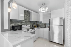 Geladeira, micro-ondas, fogão, cooktop