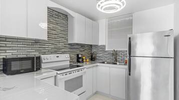 Geladeira, micro-ondas, fogão, cooktop