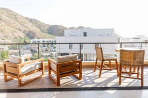 Property grounds - 3BR Condo: Partial Sea View, Pool & Jacuzzi (Cabo San Lucas)