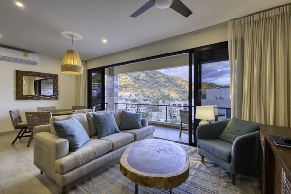 TV - 3BR Condo: Partial Sea View, Pool & Jacuzzi (Cabo San Lucas)