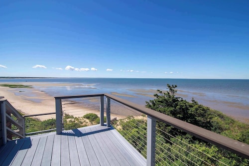 Hot Tub, Waterfront Home with Stunning Views!