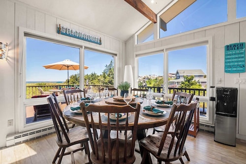 Hot Tub, Waterfront Home with Stunning Views!