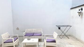 Comfort Room, 1 Queen Bed | Terrace/patio