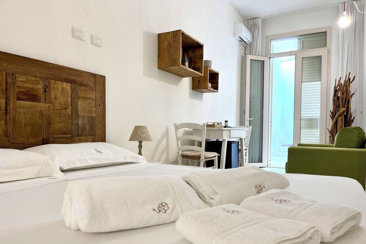 Rom – comfort, 1 queensize-seng | Safe på rommet, blendingsgardiner og lydisolert