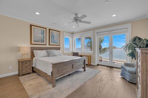 4 bedrooms, desk, iron/ironing board, free WiFi - Bayfront 4BD Home- Rooftop Deck w/ Hot Tub & BBQ! (San Diego)