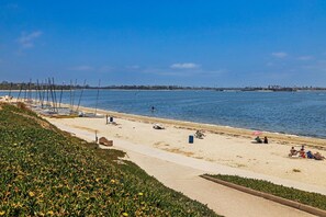 Beach nearby - Bayfront 4BD Home- Rooftop Deck w/ Hot Tub & BBQ! (San Diego)