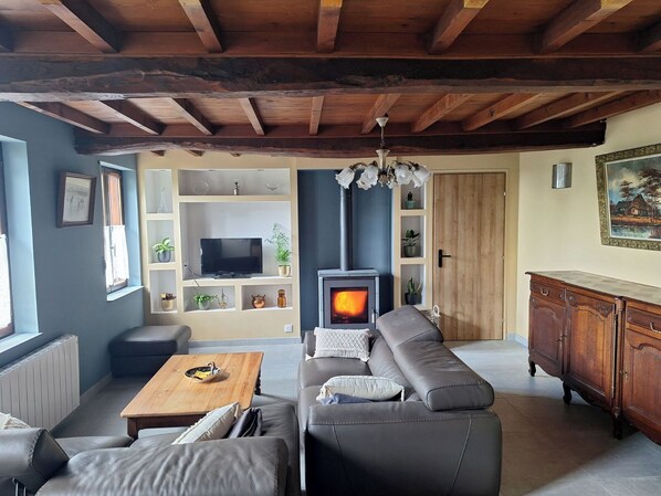 TV, fireplace, table football, books - Carine and Didier's house (Godewaersvelde)