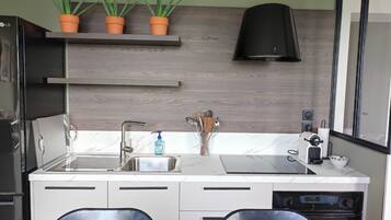Dishwasher, blender, cookware/dishes/utensils