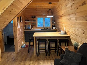Mikroaaltouuni, liesi, kahvin-/teenkeitin, leivänpaahdin