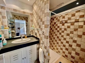 Dusche, Haartrockner, Handtücher, Seife