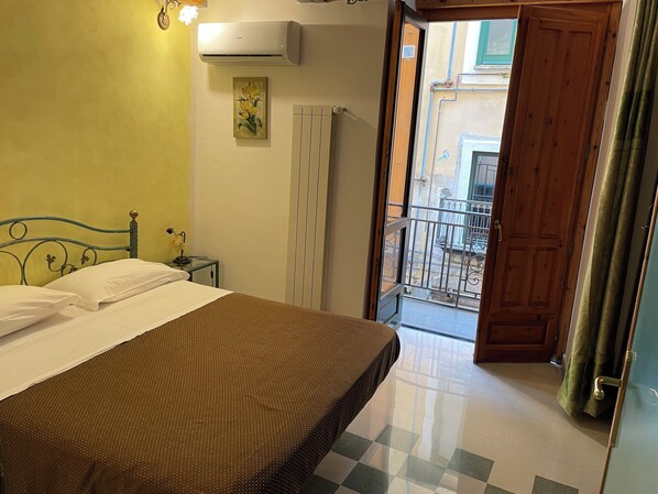 2 bedrooms, WiFi, bed sheets - TWO-ROOM APARTMENT WITH BATHROOM (Salerno)