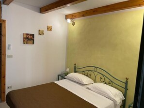 2 bedrooms, WiFi, bed sheets - TWO-ROOM APARTMENT WITH BATHROOM (Salerno)