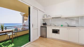 Apartemen Superior | Dapur pribadi | Lemari es kecil, microwave, mesin espresso, dan ketel listrik