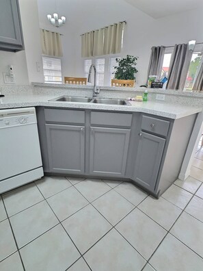 冷蔵庫、電子レンジ、コンロ、食器洗い機