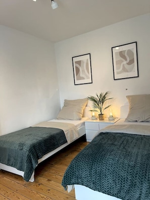 1 bedroom, desk, WiFi, bed sheets