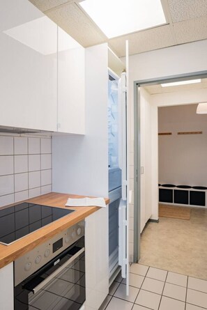 Kühlschrank, Mikrowelle, Herdplatte, Wasserkocher mit Kaffee-/Teezubehör