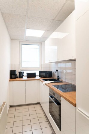 Fridge, microwave, stovetop, coffee/tea maker - Arbio Apartment in Wustermark (Wustermark)