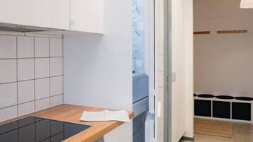 Kühlschrank, Mikrowelle, Herdplatte, Wasserkocher mit Kaffee-/Teezubehör
