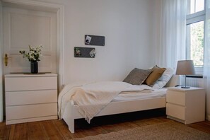 2 bedrooms, desk, WiFi, bed sheets