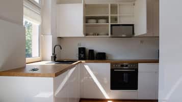 Kühlschrank, Mikrowelle, Herdplatte, Wasserkocher mit Kaffee-/Teezubehör