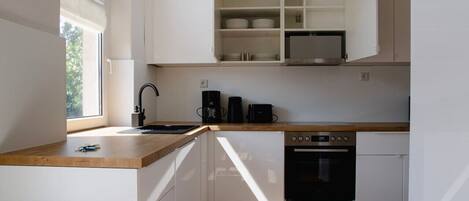 Frigorifero, microonde, piano cottura, macchina per tè/caffè