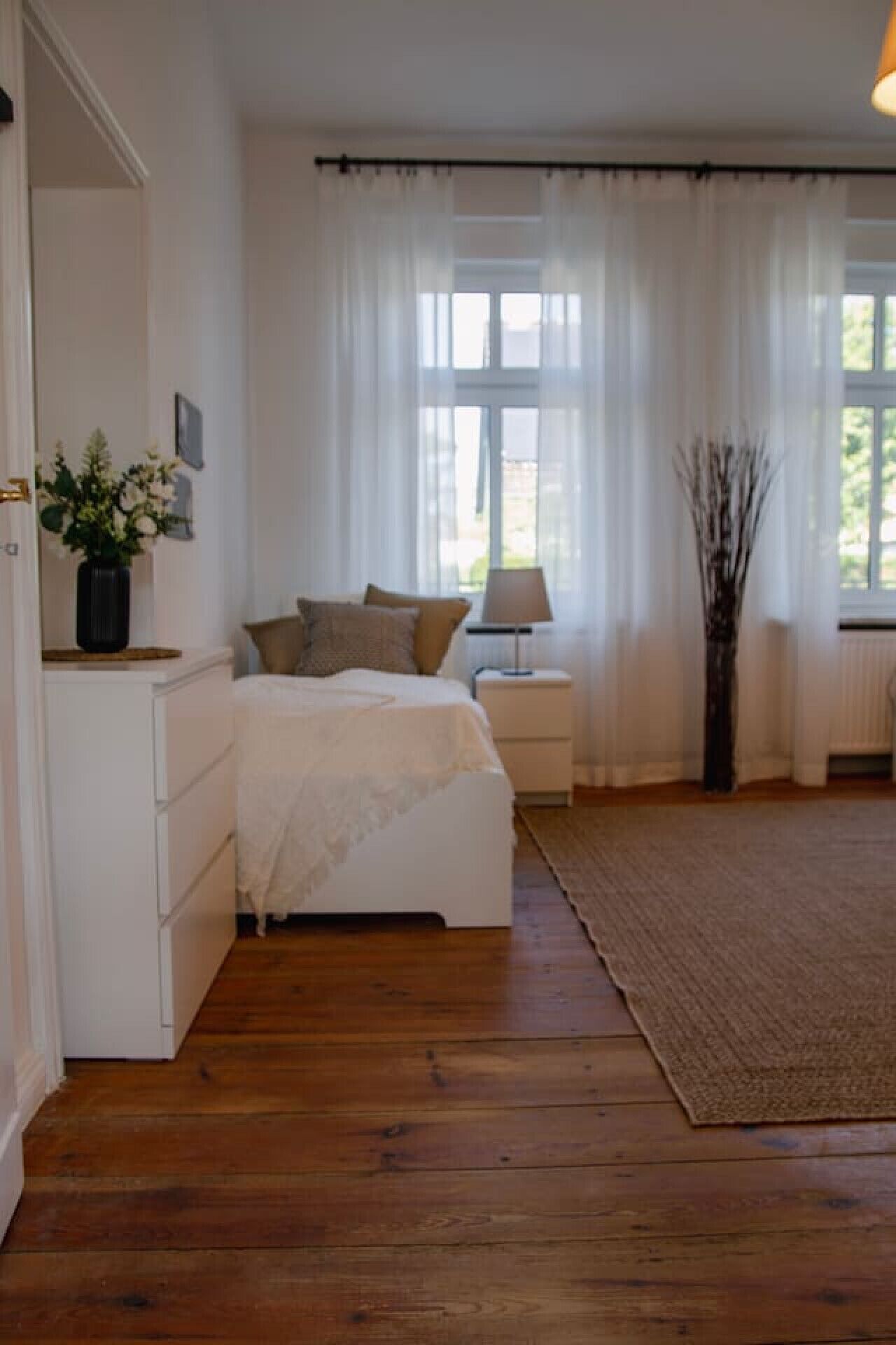 2 bedrooms, desk, WiFi, bed sheets