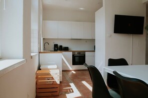 Refrigerador, microondas, parrilla de estufa y cafetera y tetera 