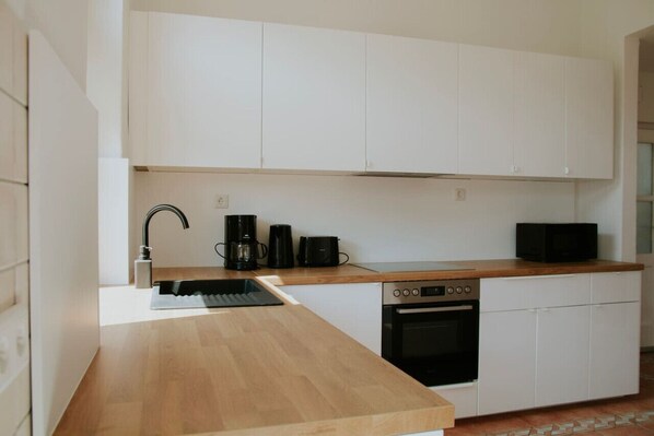 Refrigerador, microondas, parrilla de estufa y cafetera y tetera 