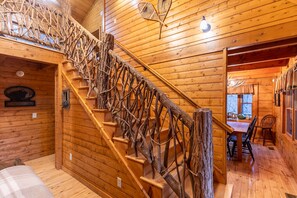 Cabane, plusieurs lits, bain à remous, vue montagne (2 Cubs Cabin) | Intérieur