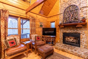 Hytte - flere senge - boblebad - bjergudsigt (2 Cubs Cabin) | Opholdsområde | Pejs