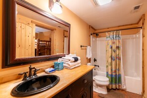 캐빈, 침대(여러 개), 온수 욕조, 산 전망 (2 Cubs Cabin) | 욕실 | 고급 세면용품, 타월, 화장지