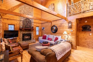 キャビン ベッド (複数台) スパ浴槽 マウンテンビュー (2 Cubs Cabin) | リビング エリア | 暖炉