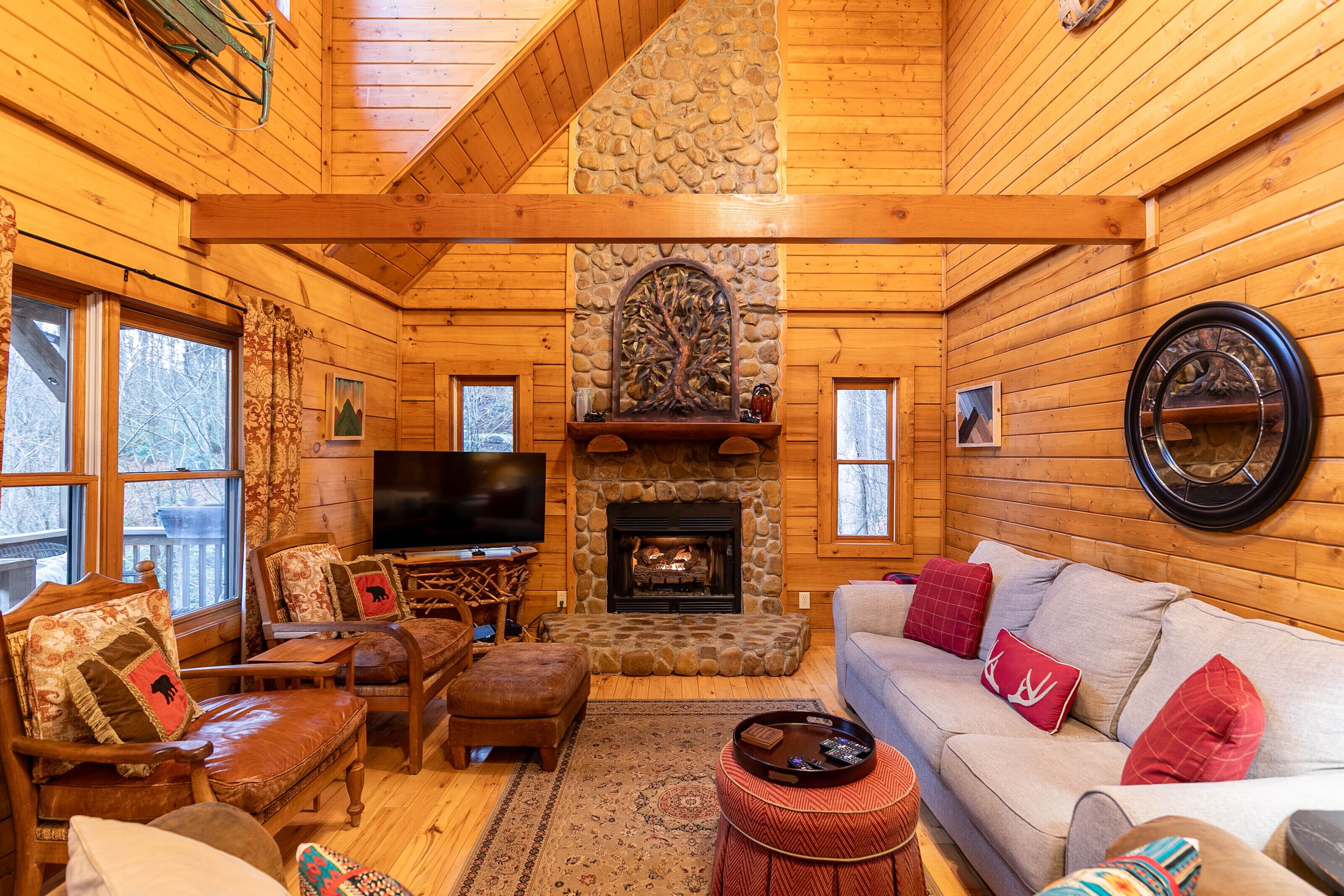 Cabin, nhiều giường, bồn tắm nước nóng, quang cảnh núi (2 Cubs Cabin) | Khu phòng khách | Lò sưởi 