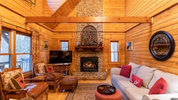 Cabin, nhiều giường, bồn tắm nước nóng, quang cảnh núi (2 Cubs Cabin) | Khu phòng khách | Lò sưởi