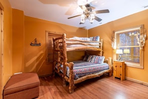 キャビン ベッド (複数台) スパ浴槽 マウンテンビュー (2 Cubs Cabin) | 4 室のベッドルーム、客室ごとに異なる装飾、客室ごとに異なるインテリア、ベッドシーツ