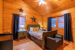 Hytte, flere senger, spabadekar, fjellutsikt (2 Cubs Cabin) | 4 soverom, individuelt dekorert, individuelt innredet og sengetøy