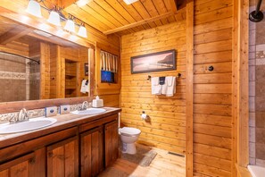 Hytte - flere senge - boblebad - bjergudsigt (2 Cubs Cabin) | Badeværelse