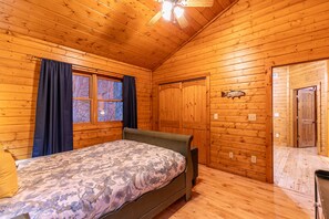 Hytte - flere senge - boblebad - bjergudsigt (2 Cubs Cabin) | 4 soveværelser, individuelt design, individuel indretning, sengetøj