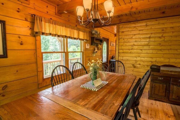캐빈, 침대(여러 개), 온수 욕조, 산 전망 (2 Cubs Cabin) | 다이닝