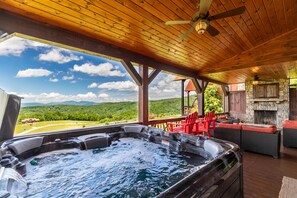 Cabane, plusieurs lits, bain à remous, vue montagne (Mountain View Lodge at Eagles Nest) | Terrasse/Patio