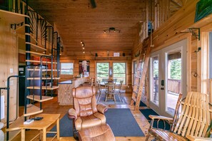 Ferienhütte, Mehrere Betten, Whirlpool, Bergblick (Blessed Sunset Getaway) | Innenbereich