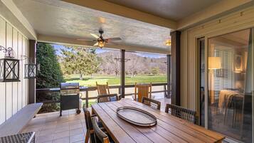 Condo, Berbilang Katil, Patio, Mountain View (Lakeside Living at Hound Ears) | Tempat makan luar