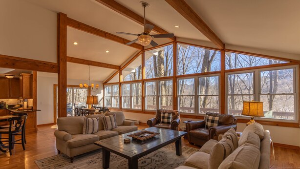 하우스, 침대(여러 개), 파티오, 산 전망 (Elk Horn Lodge) | 거실 공간