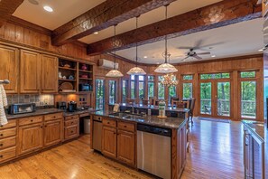 Ferienhaus, Mehrere Betten, Whirlpool, Bergblick (Amitola at Yonahlossee) | Eigene Küche | Wasserkocher mit Kaffee-/Teezubehör