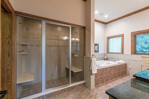 Hus - flere senge - boblebad - bjergudsigt (Amitola at Yonahlossee) | Badeværelse | Designertoiletartikler, håndklæder, Toiletpapir